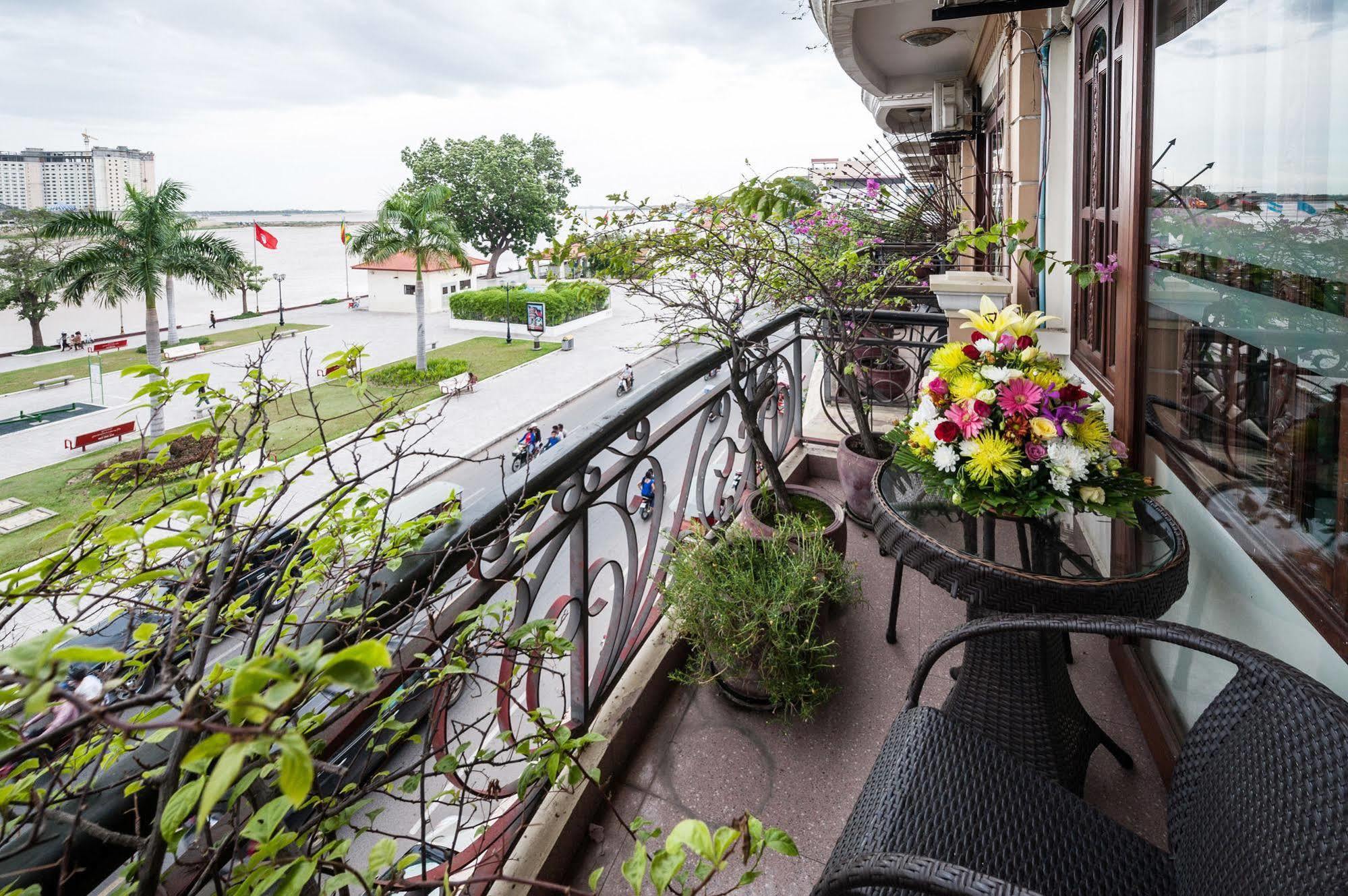 Red Hibiscus Hotel Phnom Penh Eksteriør billede